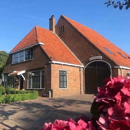 Rustig Logeerverblijf Aan De Rand Van De Stad Lekkum Bagian luar foto