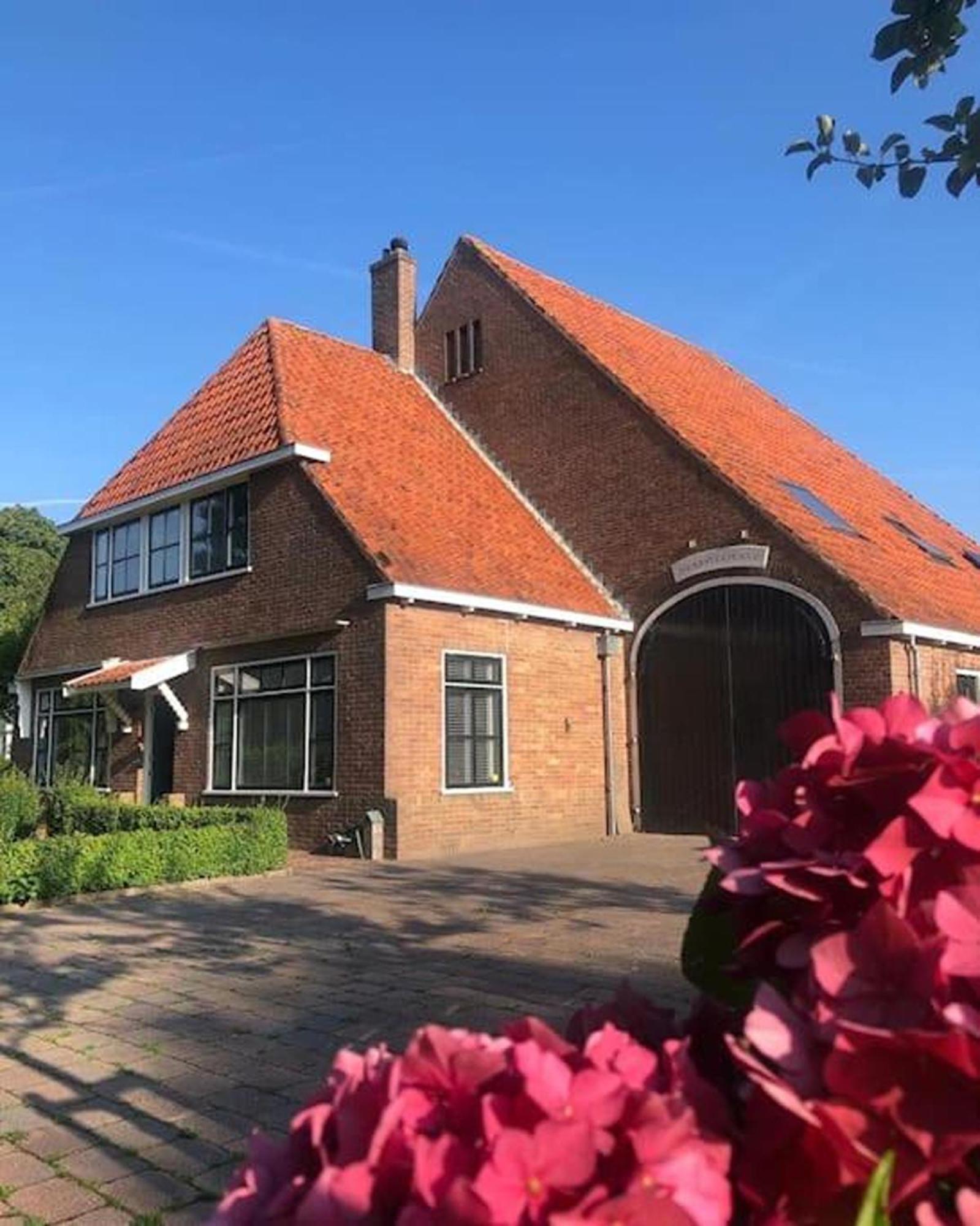 Rustig Logeerverblijf Aan De Rand Van De Stad Lekkum Bagian luar foto